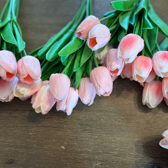 Artificial Tulips Bouquet Real Touch PU. 55 Flowers in glass vase - Picture 5 of 10